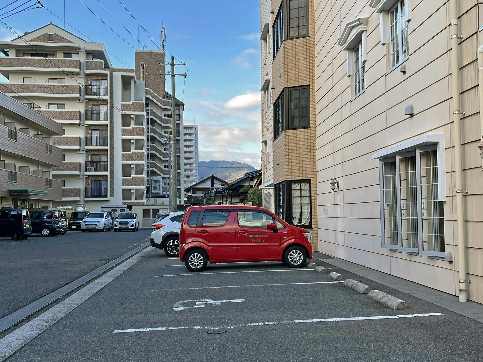 ウインザーハウス 駐車場