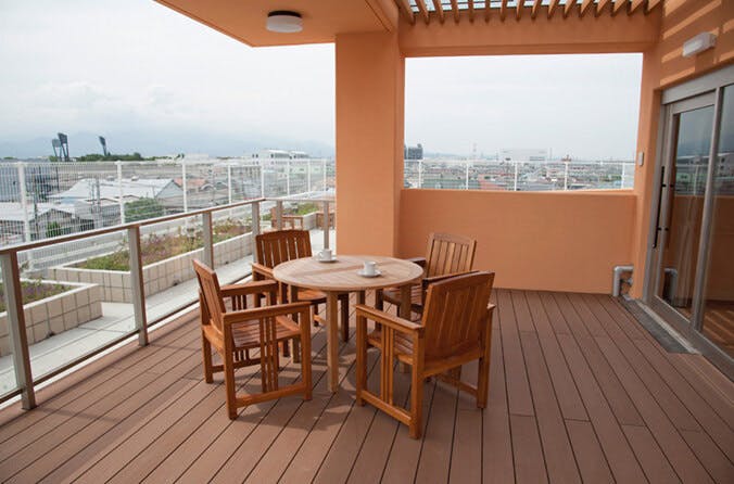 SOMPOケアラヴィーレ湘南平塚弐番館 ウッドデッキテラス（屋上）