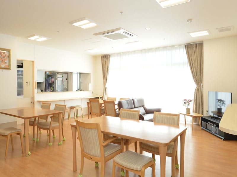 たのしい家出屋敷(GH) 食堂（右側から窓方向）