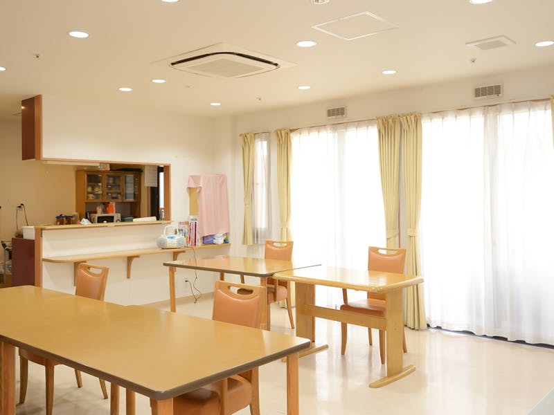 たのしい家中山寺 食堂（右側から窓方向）