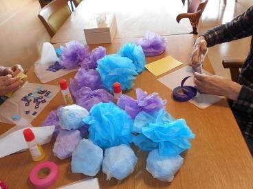 ツクイ・サンシャイン横浜戸塚 壁飾り作り