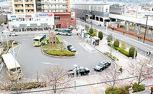 ケア・ブリッジ河内花園 駅ロータリー