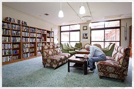 有料老人ホームアビタシオン白松 図書室