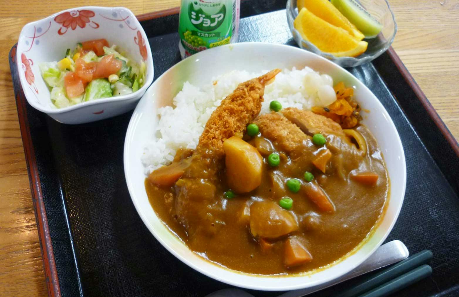 あずみ苑グランデ常盤平 カツカレー･エビフライ添え