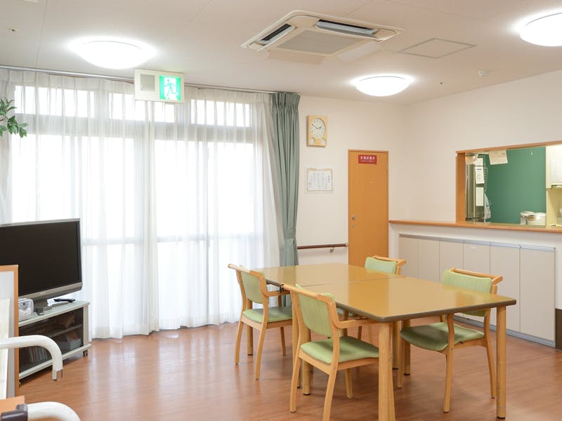 たのしい家南千里 食堂（左側から窓方向）