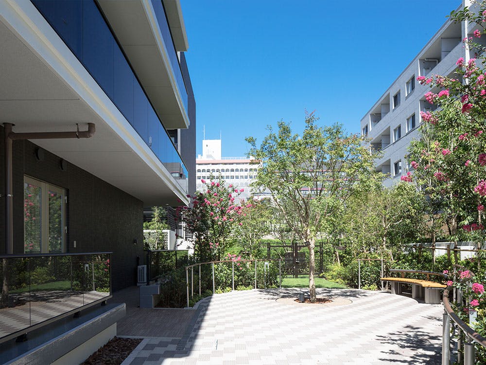 チャームスイート新宿戸山 庭園