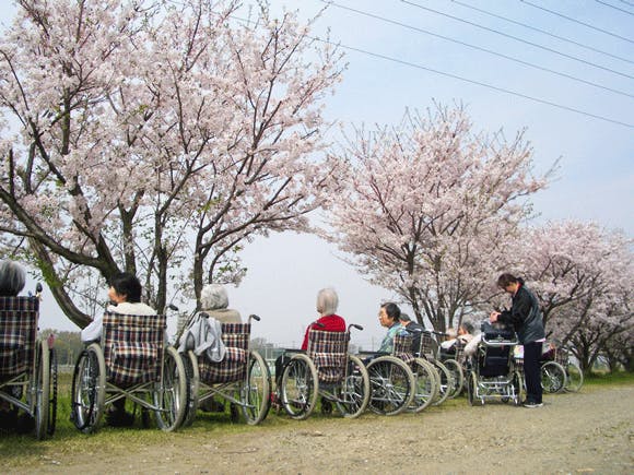 介護老人保健施設グリーンビレッジ朝霞台 散歩