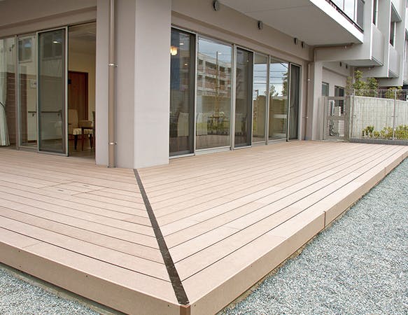 リアンレーヴ伊勢原 ウッドデッキ