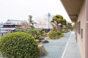 ツクイ・サンシャイン松山 庭園