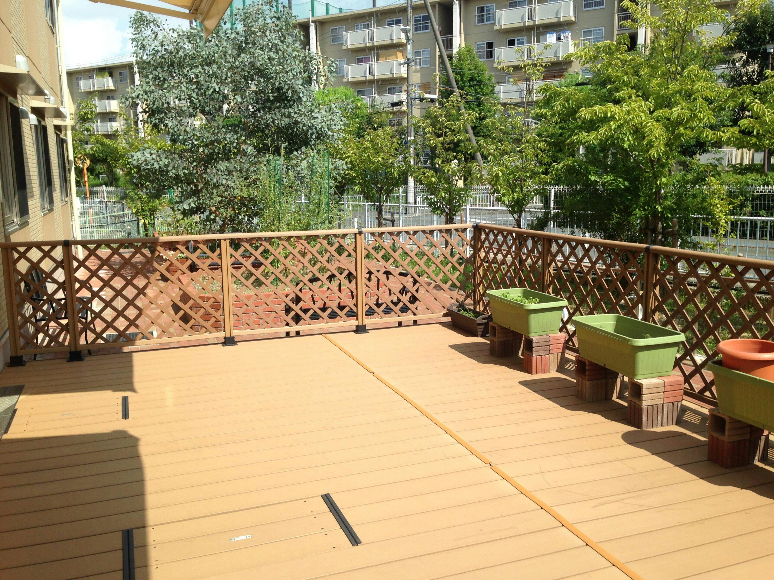 介護付有料老人ホームはなまる招提 ウッドデッキ