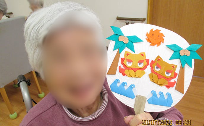 ヒューマンライフケア多摩グループホーム うちわ作り