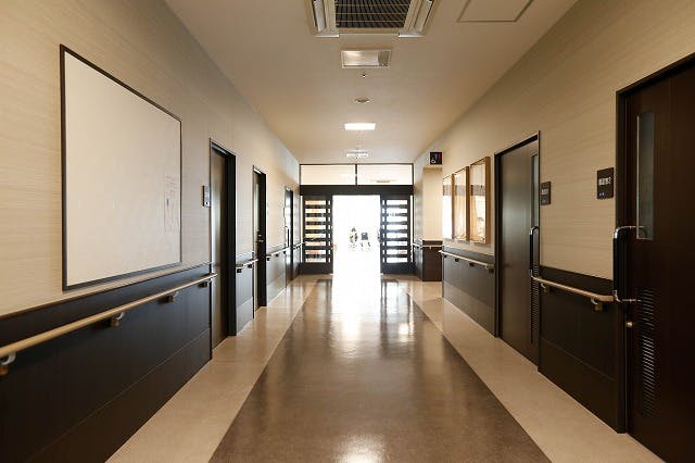 介護老人保健施設三鷹ロイヤルの丘 廊下