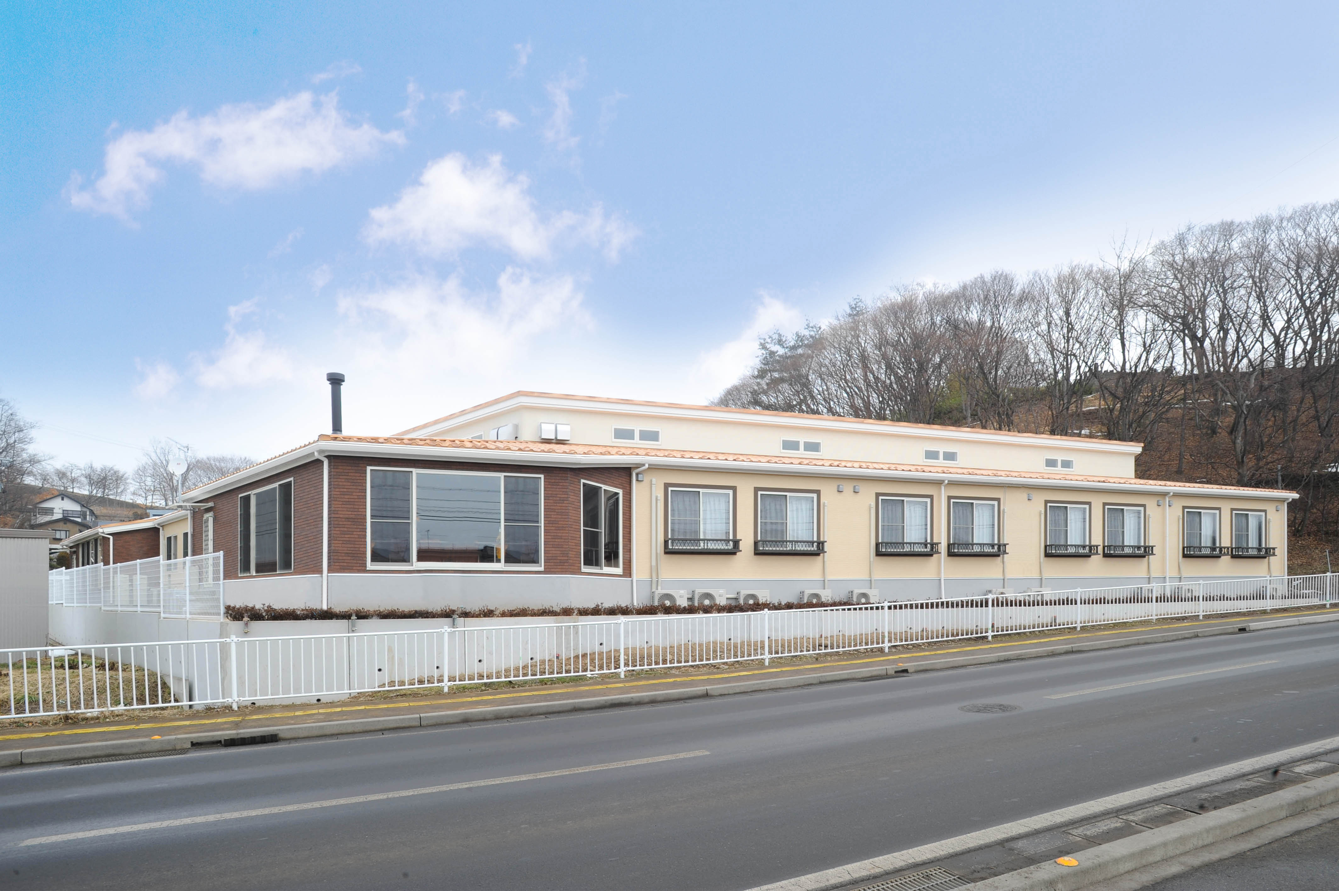 ハッピーシニアリビング上田 外観（道路側）