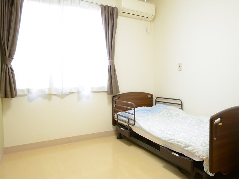 たのしい家西三荘 居室（入口から窓側方向）