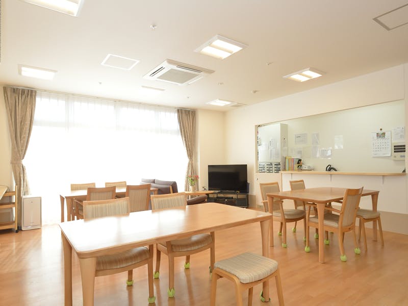 たのしい家出屋敷(GH) 食堂（左側から窓方向）