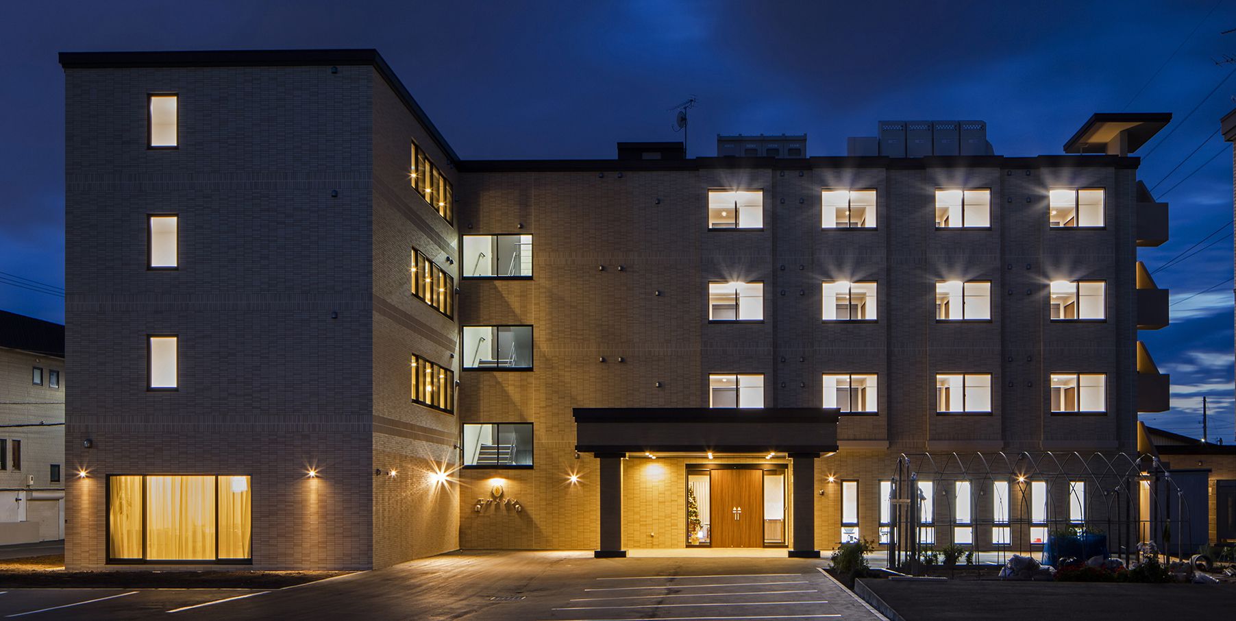 サービス付き高齢者向け住宅エナメゾン 外観（夜）