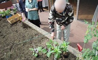 グループホームたのしい家仙台柳生 夏野菜作り