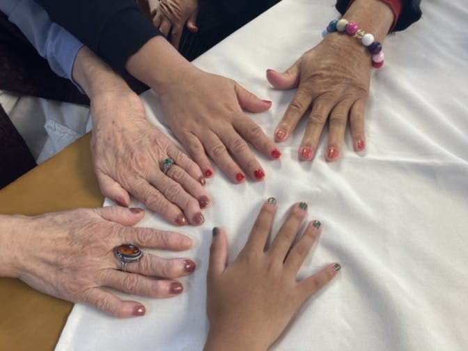 そんぽの家 東大阪日下 子ども食堂でネイルアート