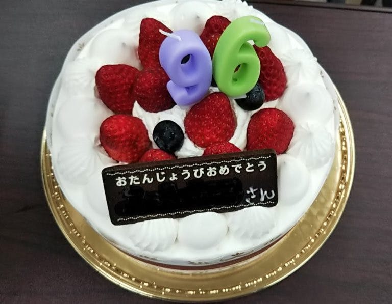 グループホームメイプル箕面 誕生日ケーキ