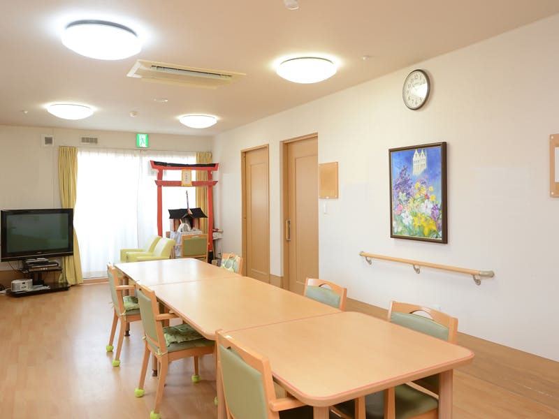 たのしい家神奈川三枚町 食堂（左側から窓方向）
