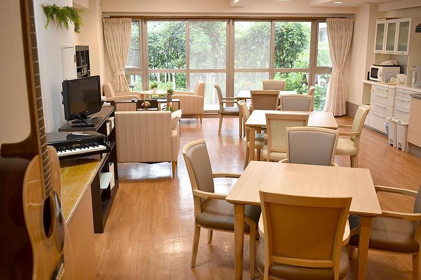 メディカル・リハビリホームくらら京王東府中 1F リビングルーム兼食堂兼機能訓練室