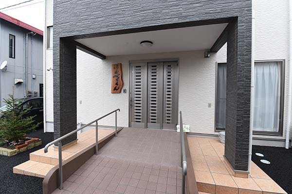有料老人ホームすずらん 玄関