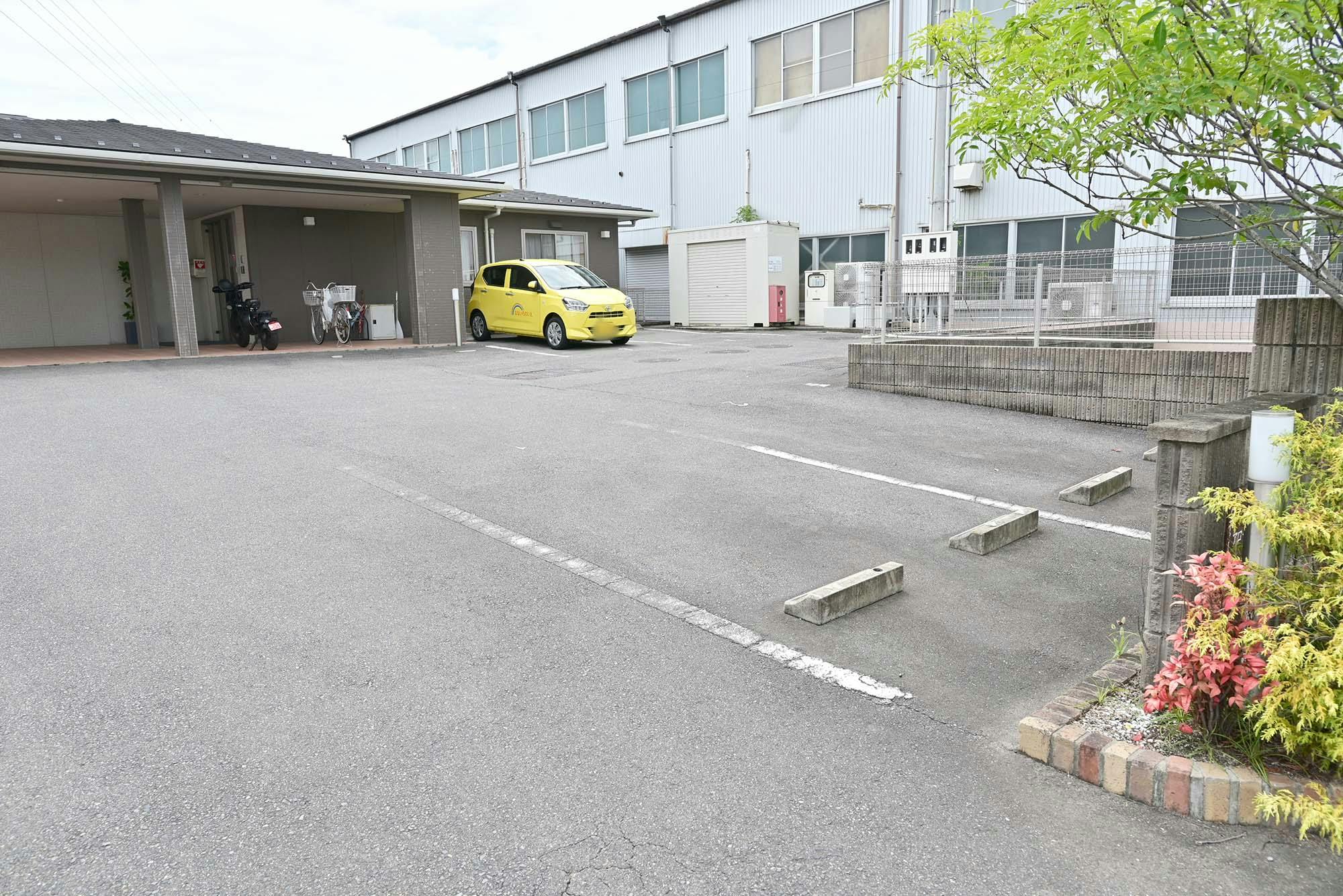 アローホームかやづ 駐車場