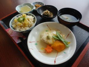 生の松原ハッピーガーデン さつま芋ご飯と甘鯛の菊花蒸し
