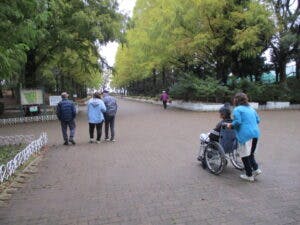 愛の家グループホーム越谷相模 散歩