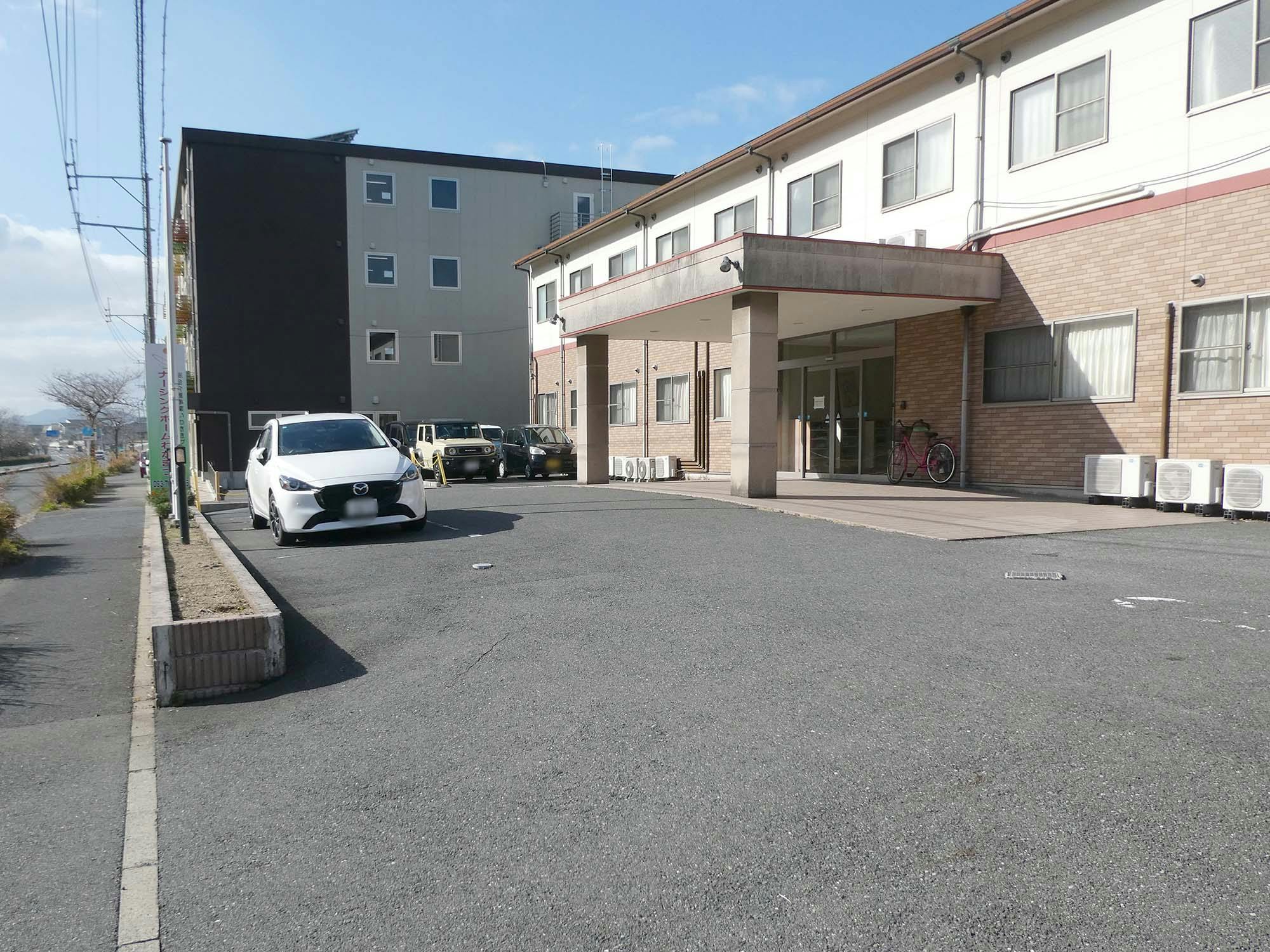 ナーシングホームわかまつ 駐車場