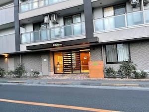 ディーフェスタクオーレ福生 玄関前
