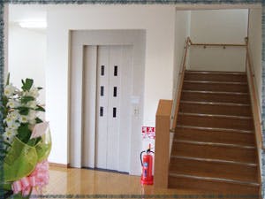 グループリビングめだかの里 エレベーターと階段