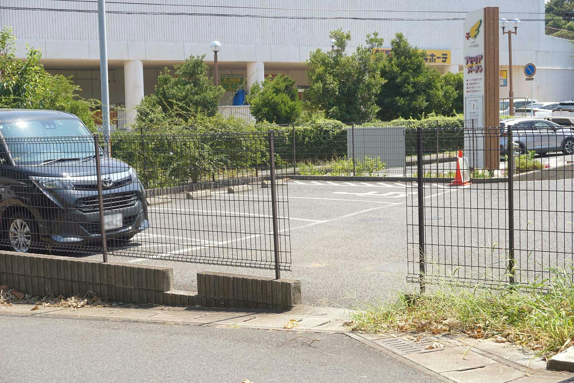 アゼリアガーデン 駐車場