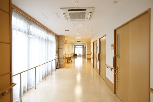 介護老人保健施設三鷹ロイヤルの丘 廊下
