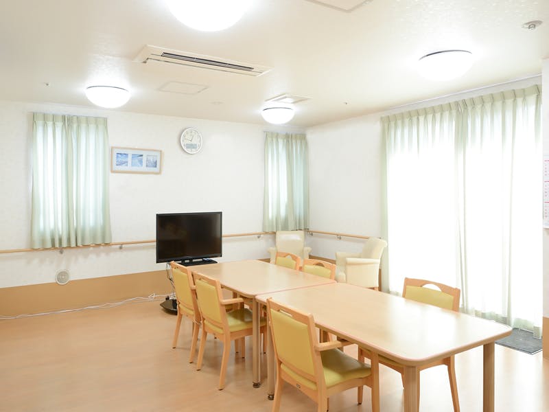 たのしい家本八幡 食堂（入口から窓側方向）
