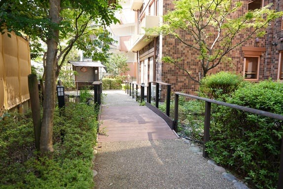 千里山翔裕館 庭園散歩道