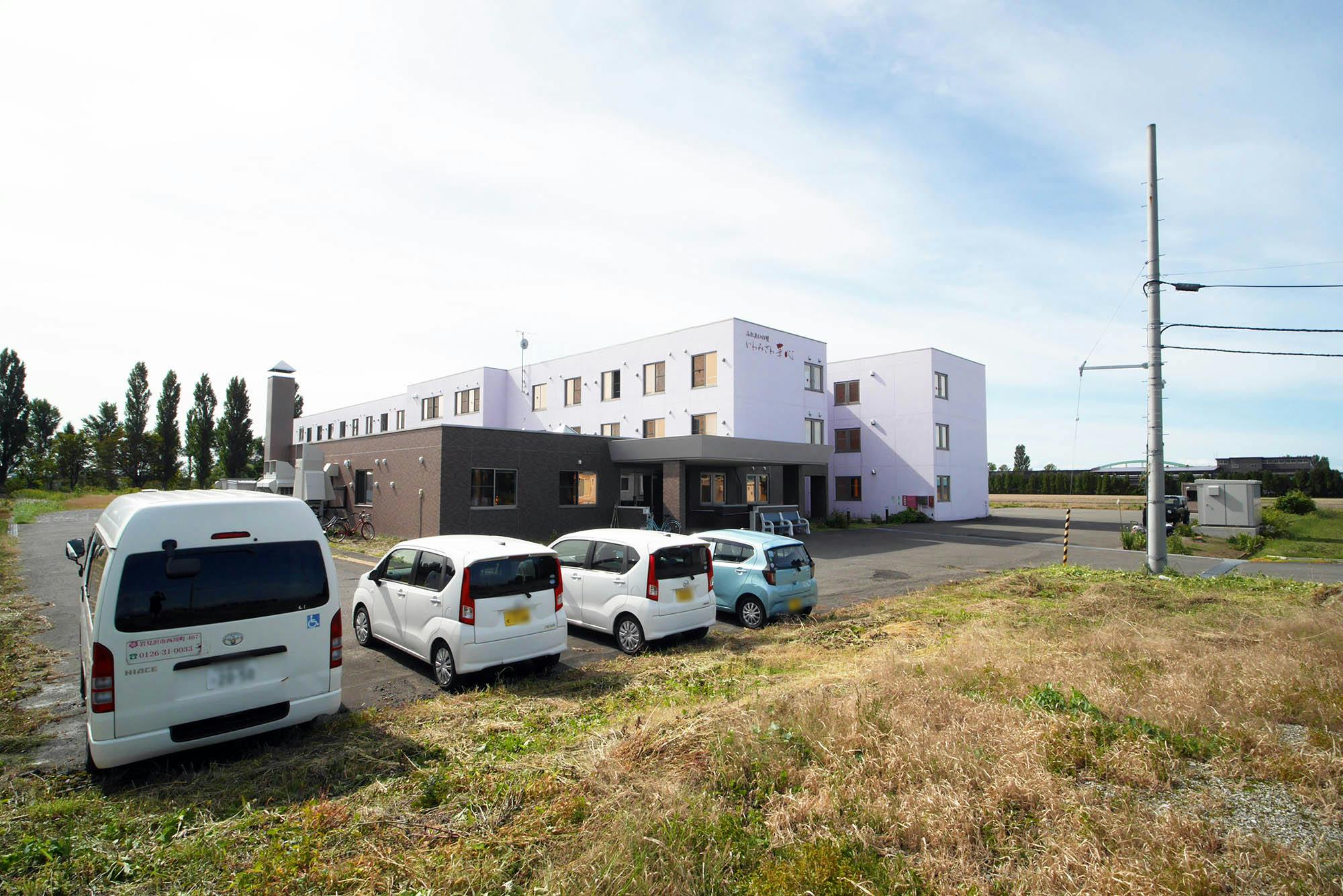 介護付有料老人ホ－ム ふれあいの里 いわみざわ華心 駐車場