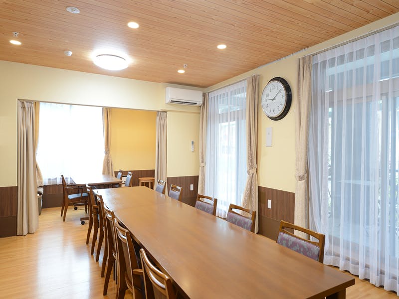 たのしい家杉並高井戸 食堂（入口から窓側方向）