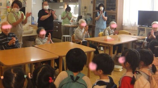 ニチイケアセンター赤羽 子どもたちと交流