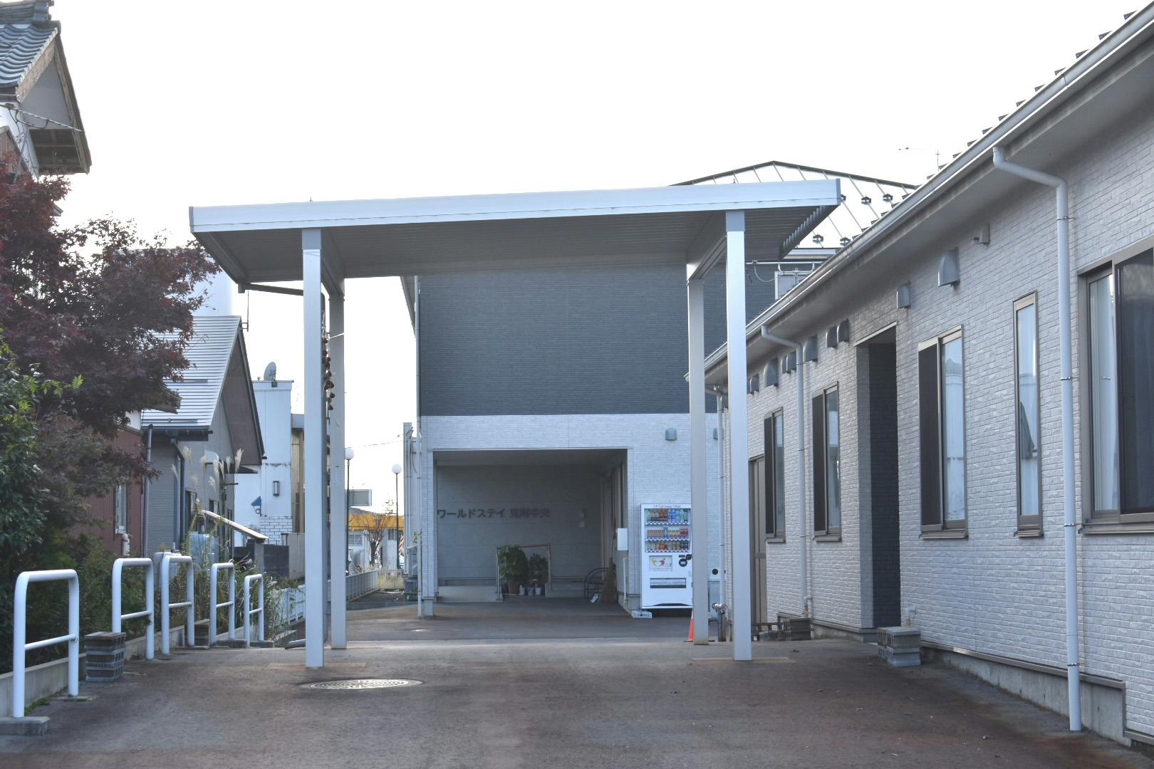 ワールドステイ見附中央 入口