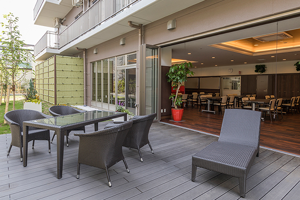 介護付有料老人ホーム メディカルフローラ岩槻 ウッドデッキ