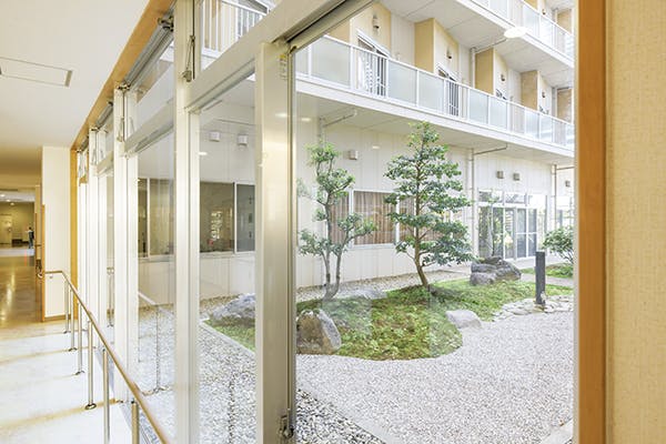 株式会社はなみずき 介護付有料老人ホーム スーパーびゅー蓮花寺 中庭
