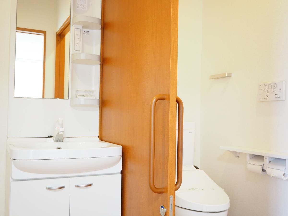 サービス付き高齢者向け住宅高槻けやきの郷 居室洗面台とトイレ