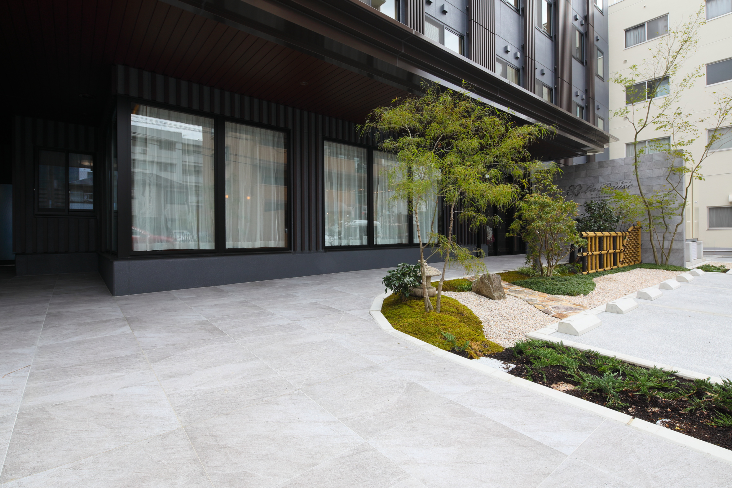 サービス付き高齢者向け住宅ラ・ポーズ 正面玄関