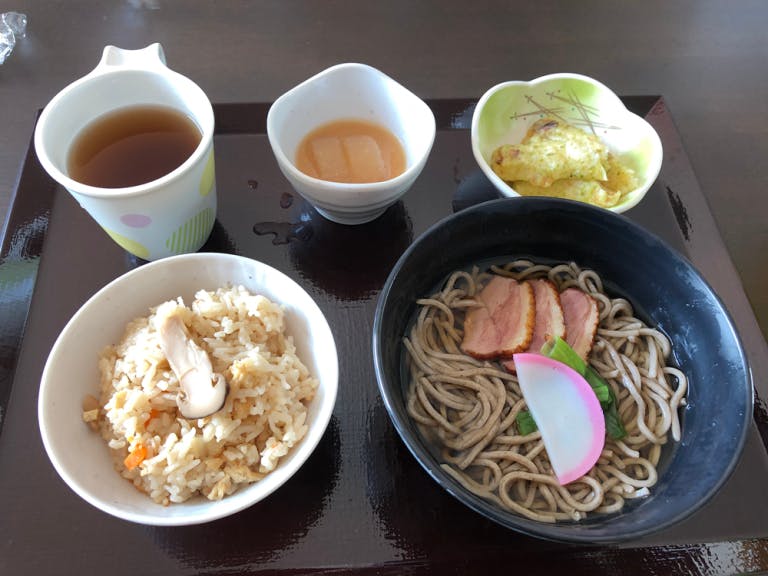リラフィール彩都 そば定食