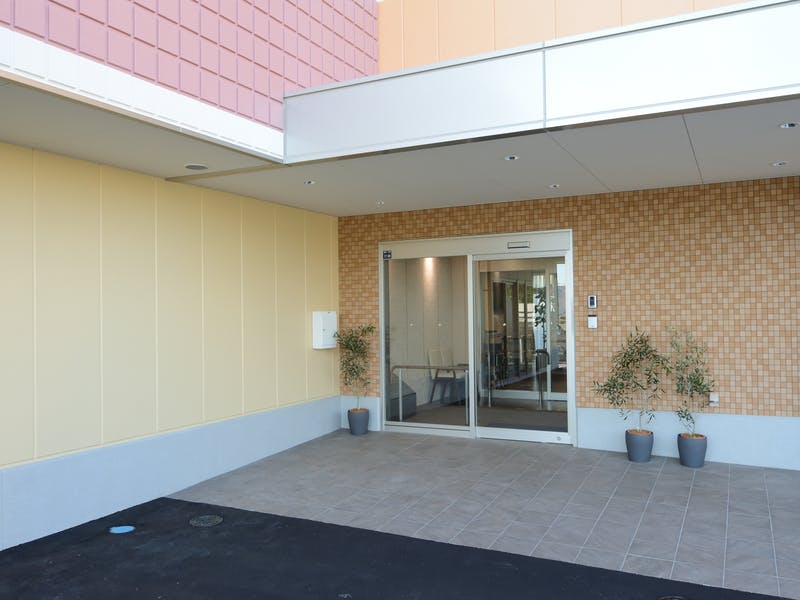 介護付き有料老人ホーム プレザンメゾン神戸白水 玄関前