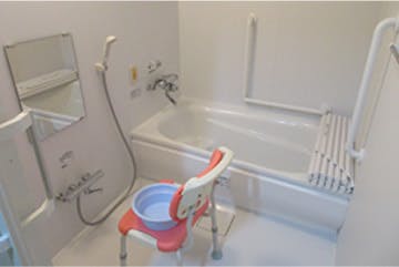 サービス付き高齢者向け住宅四季 1階にある浴室
