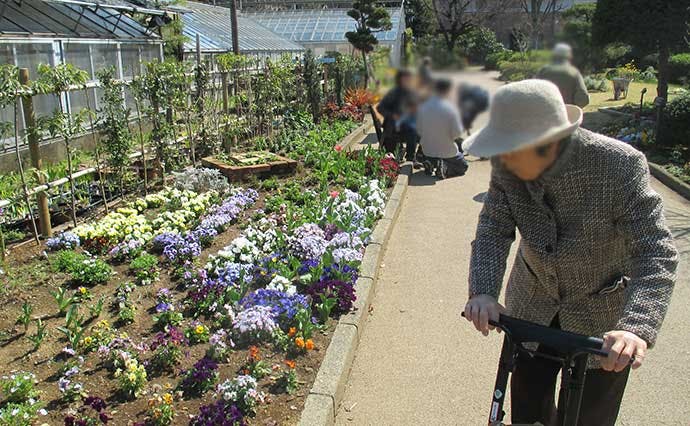 ヒューマンライフケア宇奈根グループホーム 散歩