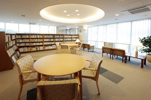 感謝の郷いわきさくら館 図書コーナー