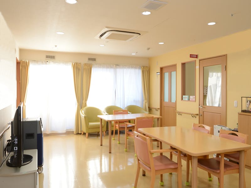 たのしい家西三荘 食堂（左側から窓方向）